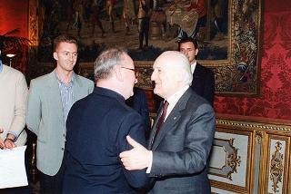 Il Presidente della Repubblica Oscar Luigi Scalfaro riceve in udienza alcuni studenti dell'Istituto tecnico industriale "Leonardo Murialdo" di Torino