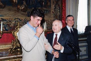 Il Presidente della Repubblica Oscar Luigi Scalfaro riceve in udienza alcuni studenti dell'Istituto tecnico industriale "Leonardo Murialdo" di Torino