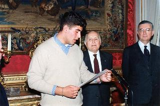 Il Presidente della Repubblica Oscar Luigi Scalfaro riceve in udienza alcuni studenti dell'Istituto tecnico industriale "Leonardo Murialdo" di Torino