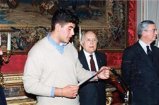 Il Presidente della Repubblica Oscar Luigi Scalfaro riceve in udienza alcuni studenti dell'Istituto tecnico industriale "Leonardo Murialdo" di Torino