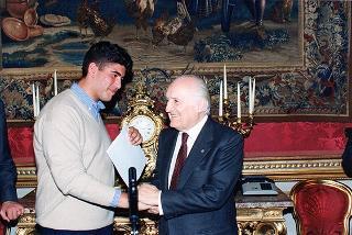 Il Presidente della Repubblica Oscar Luigi Scalfaro riceve in udienza alcuni studenti dell'Istituto tecnico industriale "Leonardo Murialdo" di Torino