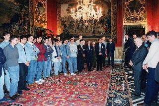 Il Presidente della Repubblica Oscar Luigi Scalfaro riceve in udienza alcuni studenti dell'Istituto tecnico industriale "Leonardo Murialdo" di Torino