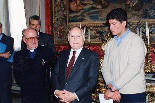 Il Presidente della Repubblica Oscar Luigi Scalfaro riceve in udienza alcuni studenti dell'Istituto tecnico industriale "Leonardo Murialdo" di Torino