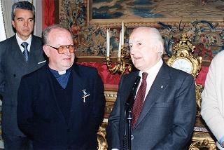 Il Presidente della Repubblica Oscar Luigi Scalfaro riceve in udienza alcuni studenti dell'Istituto tecnico industriale "Leonardo Murialdo" di Torino