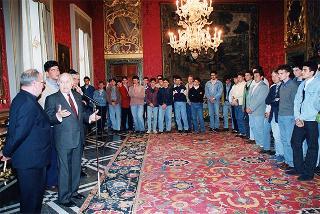 Il Presidente della Repubblica Oscar Luigi Scalfaro riceve in udienza alcuni studenti dell'Istituto tecnico industriale "Leonardo Murialdo" di Torino