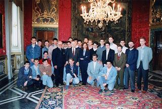 Il Presidente della Repubblica Oscar Luigi Scalfaro riceve in udienza alcuni studenti dell'Istituto tecnico industriale "Leonardo Murialdo" di Torino