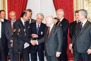 Il Presidente della Repubblica Oscar Luigi Scalfaro riceve in udienza Mario Pescante, presidente del CONI, e gli atleti azzurri vincitori di medaglie ai Giochi olimpici e paraolimpici di Lillehammer
