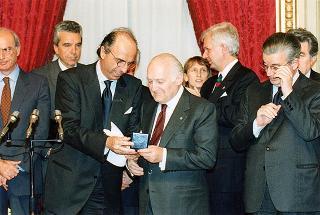 Il Presidente della Repubblica Oscar Luigi Scalfaro riceve in udienza Mario Pescante, presidente del CONI, e gli atleti azzurri vincitori di medaglie ai Giochi olimpici e paraolimpici di Lillehammer