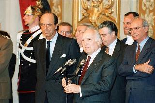 Il Presidente della Repubblica Oscar Luigi Scalfaro riceve in udienza Mario Pescante, presidente del CONI, e gli atleti azzurri vincitori di medaglie ai Giochi olimpici e paraolimpici di Lillehammer