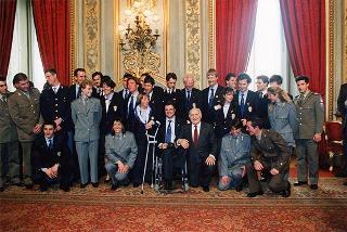Il Presidente della Repubblica Oscar Luigi Scalfaro riceve in udienza Mario Pescante, presidente del CONI, e gli atleti azzurri vincitori di medaglie ai Giochi olimpici e paraolimpici di Lillehammer
