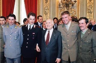 Il Presidente della Repubblica Oscar Luigi Scalfaro riceve in udienza Mario Pescante, presidente del CONI, e gli atleti azzurri vincitori di medaglie ai Giochi olimpici e paraolimpici di Lillehammer