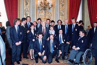 Il Presidente della Repubblica Oscar Luigi Scalfaro riceve in udienza Mario Pescante, presidente del CONI, e gli atleti azzurri vincitori di medaglie ai Giochi olimpici e paraolimpici di Lillehammer