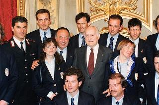 Il Presidente della Repubblica Oscar Luigi Scalfaro riceve in udienza Mario Pescante, presidente del CONI, e gli atleti azzurri vincitori di medaglie ai Giochi olimpici e paraolimpici di Lillehammer