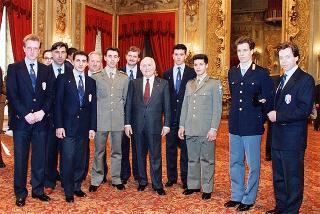 Il Presidente della Repubblica Oscar Luigi Scalfaro riceve in udienza Mario Pescante, presidente del CONI, e gli atleti azzurri vincitori di medaglie ai Giochi olimpici e paraolimpici di Lillehammer
