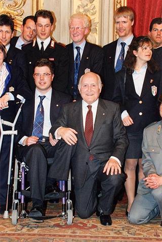 Il Presidente della Repubblica Oscar Luigi Scalfaro riceve in udienza Mario Pescante, presidente del CONI, e gli atleti azzurri vincitori di medaglie ai Giochi olimpici e paraolimpici di Lillehammer