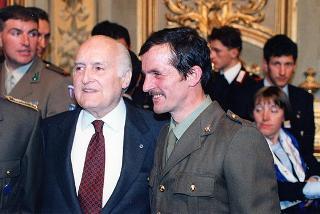 Il Presidente della Repubblica Oscar Luigi Scalfaro riceve in udienza Mario Pescante, presidente del CONI, e gli atleti azzurri vincitori di medaglie ai Giochi olimpici e paraolimpici di Lillehammer