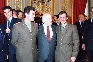 Il Presidente della Repubblica Oscar Luigi Scalfaro riceve in udienza Mario Pescante, presidente del CONI, e gli atleti azzurri vincitori di medaglie ai Giochi olimpici e paraolimpici di Lillehammer