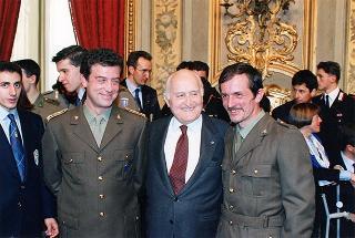 Il Presidente della Repubblica Oscar Luigi Scalfaro riceve in udienza Mario Pescante, presidente del CONI, e gli atleti azzurri vincitori di medaglie ai Giochi olimpici e paraolimpici di Lillehammer