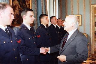 Il Presidente della Repubblica Oscar Luigi Scalfaro riceve una delegazione di allievi sottufficiali dell'Aeronautica militare, in servizio di guardia d'onore al Palazzo del Quirinale