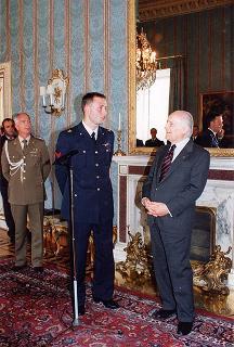 Il Presidente della Repubblica Oscar Luigi Scalfaro riceve una delegazione di allievi sottufficiali dell'Aeronautica militare, in servizio di guardia d'onore al Palazzo del Quirinale