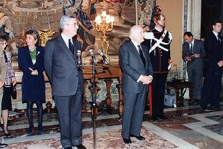 Incontro del Presidente della Repubblica Oscar Luigi Scalfaro con il personale civile e militare del Segretariato Generale della Presidenza della Repubblica, con i familiari, per lo scambio degli auguri e successiva celebrazione della Messa di Pasqua