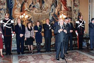 Incontro del Presidente della Repubblica Oscar Luigi Scalfaro con il personale civile e militare del Segretariato Generale della Presidenza della Repubblica, con i familiari, per lo scambio degli auguri e successiva celebrazione della Messa di Pasqua