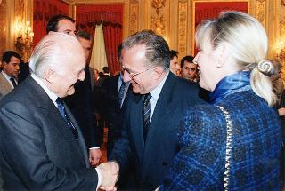 Incontro del Presidente della Repubblica Oscar Luigi Scalfaro con il personale civile e militare del Segretariato Generale della Presidenza della Repubblica, con i familiari, per lo scambio degli auguri e successiva celebrazione della Messa di Pasqua