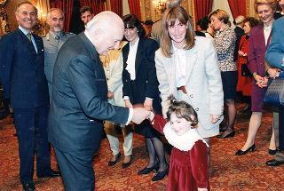 Incontro del Presidente della Repubblica Oscar Luigi Scalfaro con il personale civile e militare del Segretariato Generale della Presidenza della Repubblica, con i familiari, per lo scambio degli auguri e successiva celebrazione della Messa di Pasqua