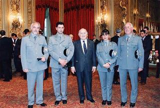 Incontro del Presidente della Repubblica Oscar Luigi Scalfaro con il personale civile e militare del Segretariato Generale della Presidenza della Repubblica, con i familiari, per lo scambio degli auguri e successiva celebrazione della Messa di Pasqua