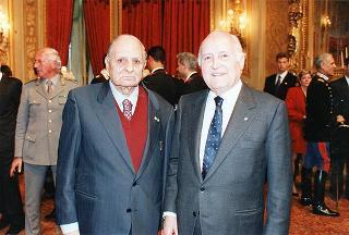Incontro del Presidente della Repubblica Oscar Luigi Scalfaro con il personale civile e militare del Segretariato Generale della Presidenza della Repubblica, con i familiari, per lo scambio degli auguri e successiva celebrazione della Messa di Pasqua