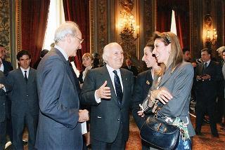 Incontro del Presidente della Repubblica Oscar Luigi Scalfaro con il personale civile e militare del Segretariato Generale della Presidenza della Repubblica, con i familiari, per lo scambio degli auguri e successiva celebrazione della Messa di Pasqua
