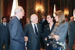 Incontro del Presidente della Repubblica Oscar Luigi Scalfaro con il personale civile e militare del Segretariato Generale della Presidenza della Repubblica, con i familiari, per lo scambio degli auguri e successiva celebrazione della Messa di Pasqua