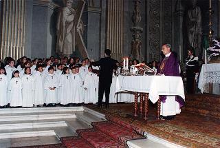 Celebrazione della Messa di Pasqua, accompagnata dal coro polifonico di S. Nicola di Pisa