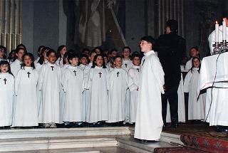 Celebrazione della Messa di Pasqua, accompagnata dal coro polifonico di S. Nicola di Pisa