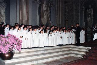 Celebrazione della Messa di Pasqua, accompagnata dal coro polifonico di S. Nicola di Pisa