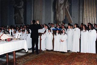 Celebrazione della Messa di Pasqua, accompagnata dal coro polifonico di S. Nicola di Pisa