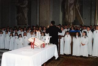 Celebrazione della Messa di Pasqua, accompagnata dal coro polifonico di S. Nicola di Pisa