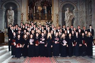 Celebrazione della Messa di Pasqua, accompagnata dal coro polifonico di S. Nicola di Pisa
