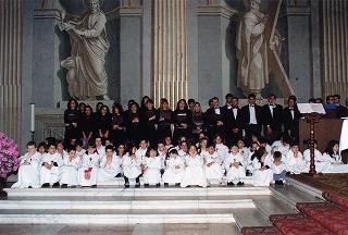 Celebrazione della Messa di Pasqua, accompagnata dal coro polifonico di S. Nicola di Pisa