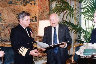 Il Presidente della Repubblica Oscar Luigi Scalfaro riceve l'Ammiraglio Jeremy Boorda, Comandante in capo delle Forze alleate del Sud Europaper la visita di congedo