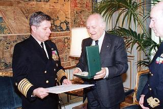 Il Presidente della Repubblica Oscar Luigi Scalfaro riceve l'Ammiraglio Jeremy Boorda, Comandante in capo delle Forze alleate del Sud Europaper la visita di congedo