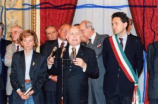 Incontro del Presidente della Repubblica Oscar Luigi Scalfaro con una delegazione di partecipanti alla "Marcia per la pace"