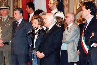 Incontro del Presidente della Repubblica Oscar Luigi Scalfaro con una delegazione di partecipanti alla "Marcia per la pace"