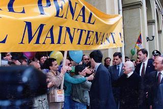 Incontro del Presidente della Repubblica Oscar Luigi Scalfaro con una delegazione di partecipanti alla "Marcia per la pace"