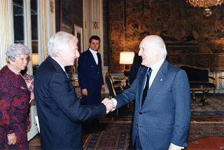 Il Presidente della Repubblica Oscar Luigi Scalfaro riceve in udienza esponenti del Comitato regionale dell'Emilia Romagna per le celebrazioni del 50° anniversario della Resistenza e della guerra di liberazione