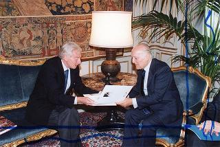 Il Presidente della Repubblica Oscar Luigi Scalfaro riceve in udienza esponenti del Comitato regionale dell'Emilia Romagna per le celebrazioni del 50° anniversario della Resistenza e della guerra di liberazione