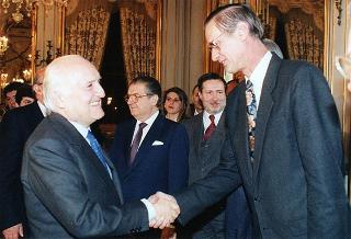 Incontro del Presidente della Repubblica Oscar Luigi Scalfaro con il prof. Giovanni Conso, ministro di grazia e giustizia, on. Giovanni Galloni, vice presidente del CSM, e una delegazione di partecipanti al Corso di formazione per magistrati albanesi