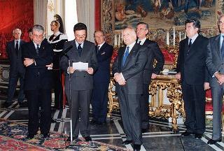 Incontro del Presidente della Repubblica Oscar Luigi Scalfaro con l'on. Carlo Fracanzani, presidente della Lega italiana di pallavolo, e gli atleti della squadra nazionale di pallavolo campione del mondo