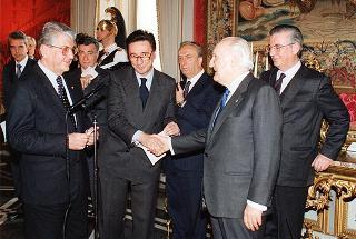 Incontro del Presidente della Repubblica Oscar Luigi Scalfaro con l'on. Carlo Fracanzani, presidente della Lega italiana di pallavolo, e gli atleti della squadra nazionale di pallavolo campione del mondo