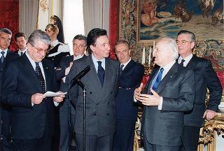 Incontro del Presidente della Repubblica Oscar Luigi Scalfaro con l'on. Carlo Fracanzani, presidente della Lega italiana di pallavolo, e gli atleti della squadra nazionale di pallavolo campione del mondo